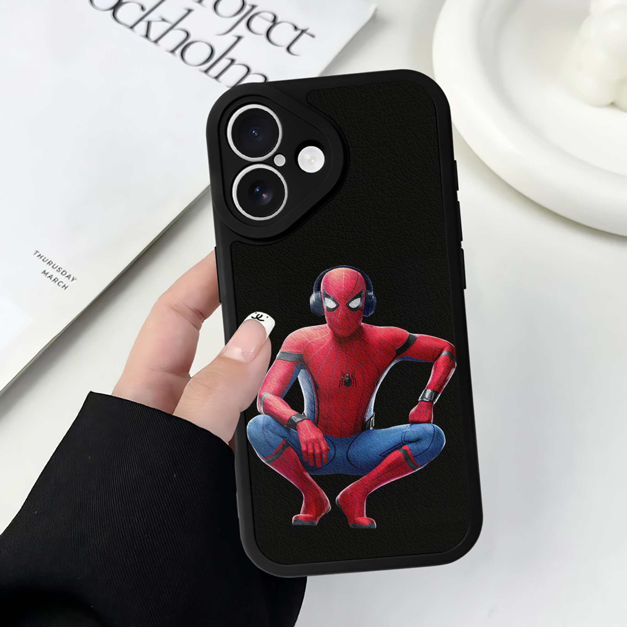 Spider Man スパイダーマン 【iPhone 16シリーズ対応】シリコンスマホケース（レザー調） 材質：シリコン